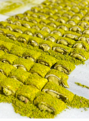 Ruby Pistachio Coated Folded Turkish Delight (Antep Bomb)
